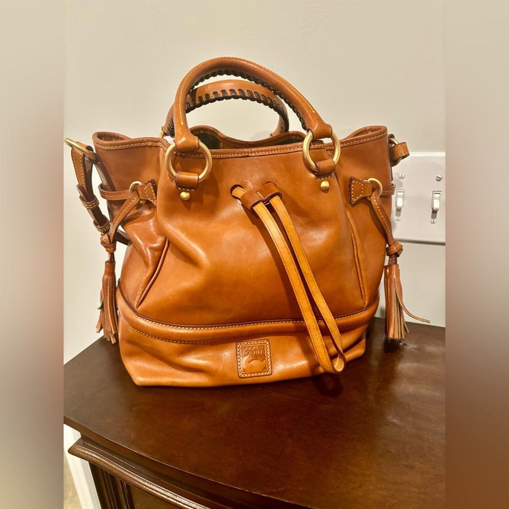 🧡 Authentic Dooney and Bourke Florentine Buckley Bag in Natural 🧡 - Picture 2 of 14